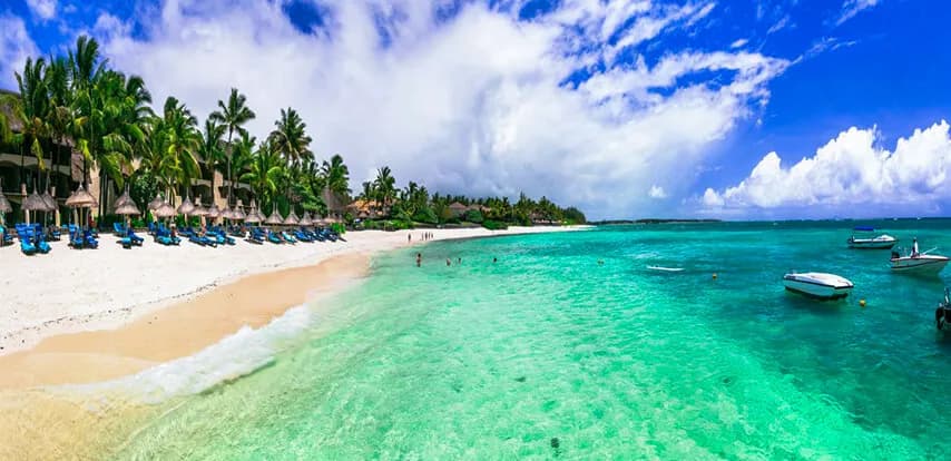 L'immense plage de Belle Mare sur la côte est