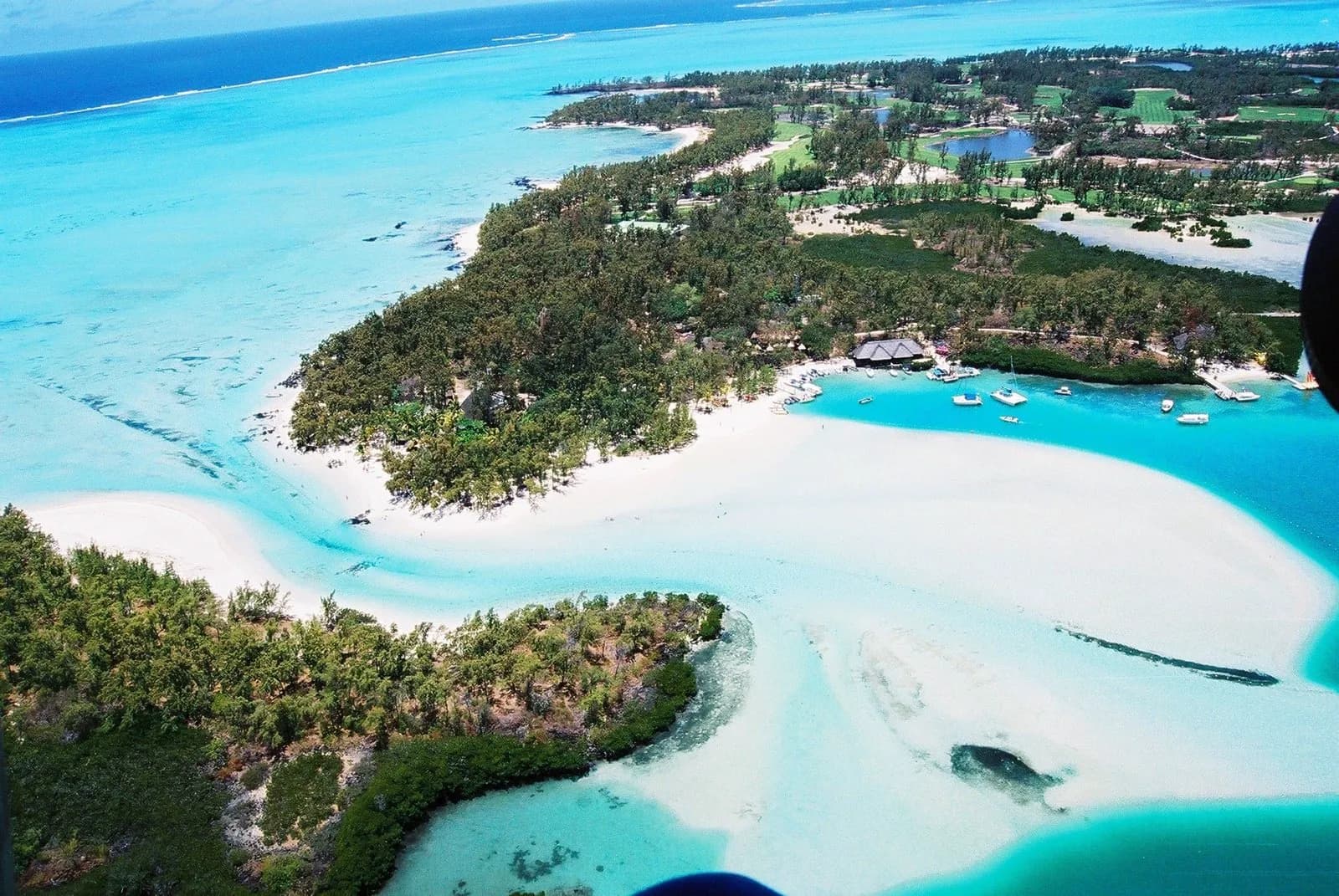 Les eaux cristallines de l'Île aux Cerfs