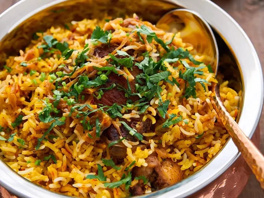 Briani mauricien au safran avec viande tendre et oignons dorés