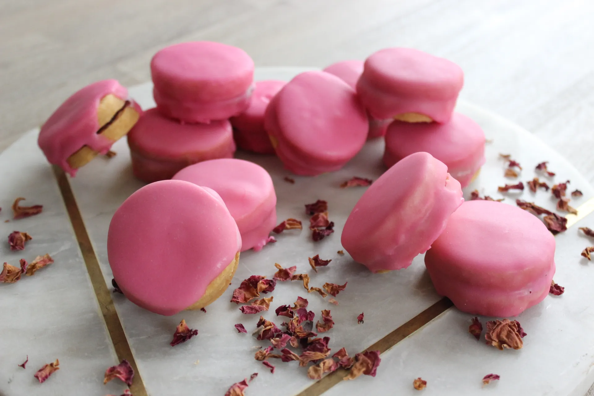 Napolitaines mauriciennes colorées recouvertes de glaçage rose, jaune et vert